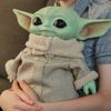 Star-Wars-The-Mandalorian-Baby-Yoda-Peluche-4-150155103